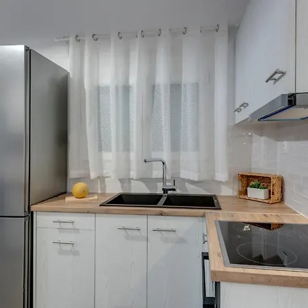 Cactus Guesthouse, συρος בית נופש